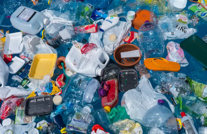 Potret sampah plastik. Foto: Istimewa/The Guardian