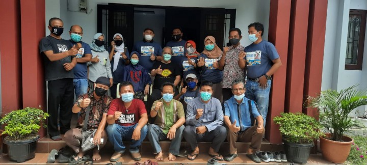 Pengurus PWI Riau dan PWI Peduli anjangsana ke rumah wartawan senior Makmur Hendrik
