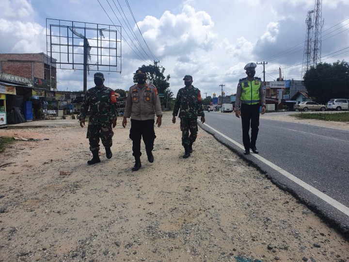 Jaga Keamanan Wilayah Binaan, Polsek Bandar Sei Kijang Laksanakan Patroli Gabungan