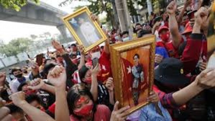 Ribuan warga Myanmar demo