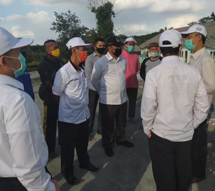 Ketua DPRD Pekanbaru Hamdani meninjau lokasi semburan lumpur
