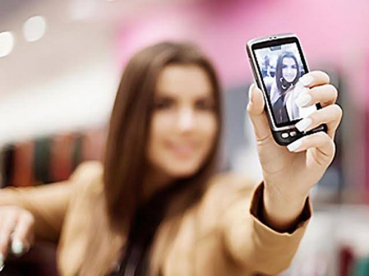 Hobi Selfie dan Suka Umbar ke Medsos Bentuk Gangguan Mental? (Foto/int) 
