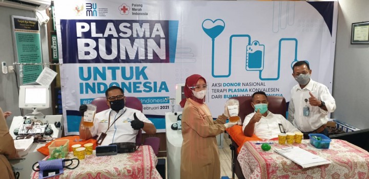 Kepala Bagian Sekretaris PTPN V Bambang Budi Santoso (kiri) bersama karyawan PT PLN Induk Wilayah Riau-Kepri Dwi Ristiono melaksanakan donor plasma konvalesen di PMI Kota Pekanbaru, Riau, Senin (8/2/21). Program donor nasional konvalesen plasma BUMN untuk Indonesia resmi diluncurkan hari ini oleh Me