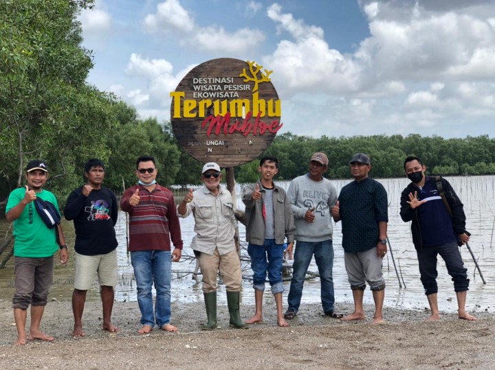 Rangkaian HPN, PWI Inhil Bersama Polres dan Desa Sungai Bela Tanam Mangrove di Pantai (foto/rgo) 