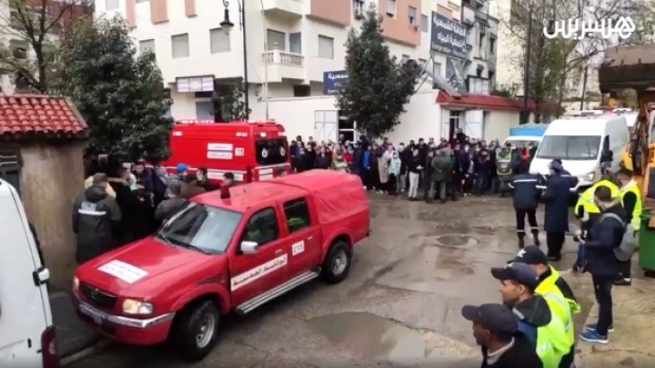 Tim penyelamat mengevakuasi korban banjir di pabrik bawah tanah di Maroko. Foto/trt world