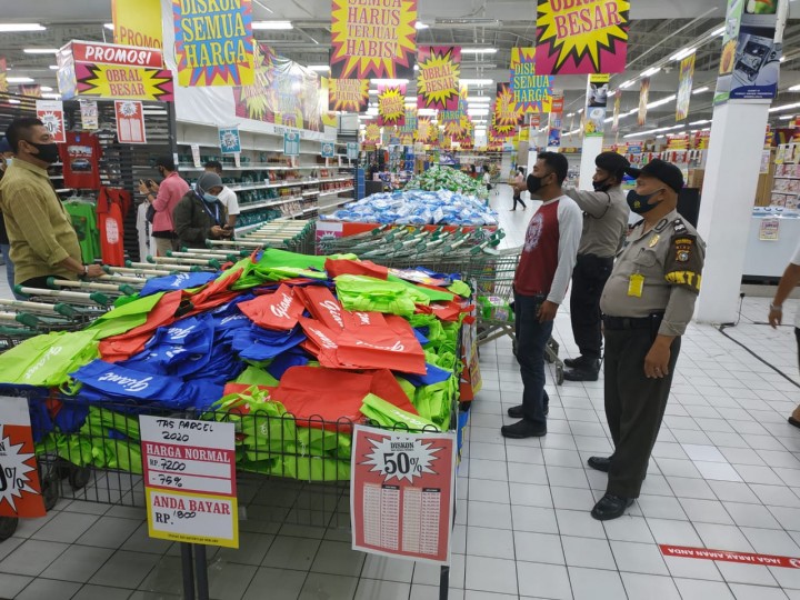 Pihak kepolisian dari Polsek Tampan lakukan tinjauan ke Giant Panam Pekanbaru yang dikabarkan tutup