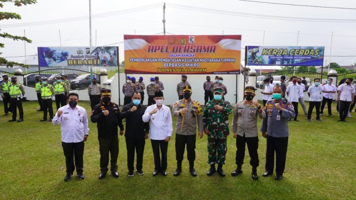 Momen foto bersama Kapolres Pelalawan AKBP Indra Wijatmiko, S.IK  bersama jajaran