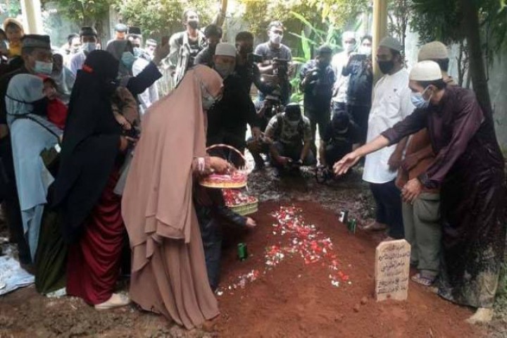 Suasana pemakaman Ustaz Maaher At-Thuwailibi. Foto: int 