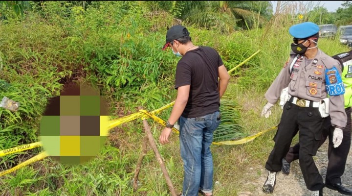 Mayat Wanita Tanpa Identitas Ditemukan di Tepi Jalan Lintas Bono Pelalawan (foto/Ardi) 