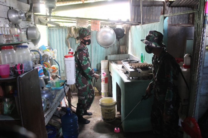 Personil TNI Kodim 0314 Inhil Lakukan Penyemprotan Disinfektan di Lingkungan Pemukiman (foto/rgo) 