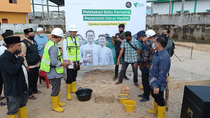Ustaz Abdul Somad saat peletakan baru pertama pembangunan pesantren Darul Hadist di Jalan Garuda Sakti bersama Dompet Dhuafa Riau