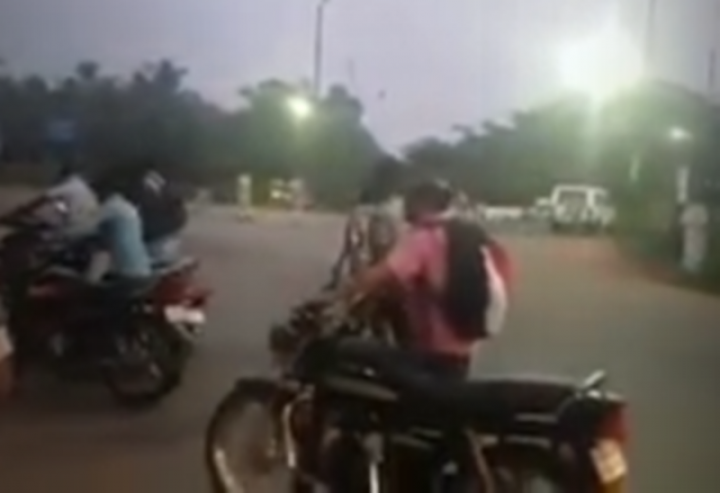 Sejumlah pengendara motor yang tak mengenakan helm, rela mendorong motor mereka agar terhindar dari razia yang dilakukan petugas Kepolisian. Foto: cartog