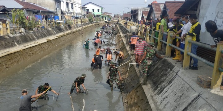 Antisipasi Banjir, TNI Polri Bersihkan Parit di Pusat Kota Tembilahan (foto/rgo) 