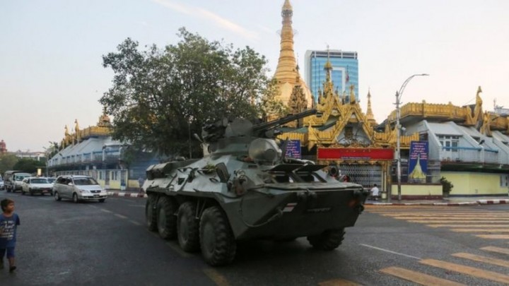 Tank baja lalu lalang dijalan kota Yangon