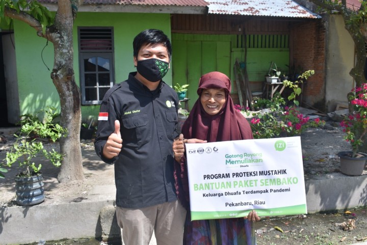 IZI Riau Bagikan 25 Paket Sembako Pada Janda dan Dhuafa di Pinggir Kota Pekanbaru (foto/int) 