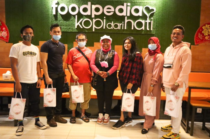 Momen foto bersama bunda Srikaya dengan para fana di Foodpedia Pekanbaru.”.