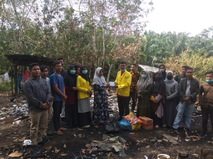 BEM Uniks Salurkan Sembako Korban Kebakaran Rumah Disambar Petir (foto/int) 