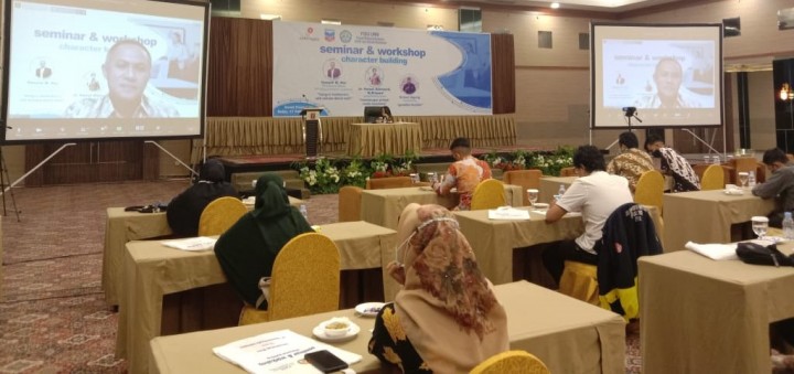 Para peserta mengikuti paparan VP External Affairs PT CPI Hasyim M. Nur dalam kegiatan Seminar dan Lokakarya “Character Building” yang berlangsung di Pekanbaru pada Rabu (17/2).