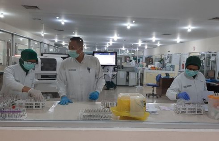 Pelayanan laboratorium di RSUP Kariadi Semarang. Foto: Kompas.com