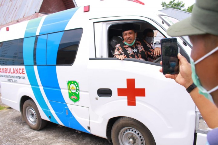 Serahkan Satu Unit Ambulance di Kampung Penyengat, Ini kata Bupati Alfedri (foto/lin) 