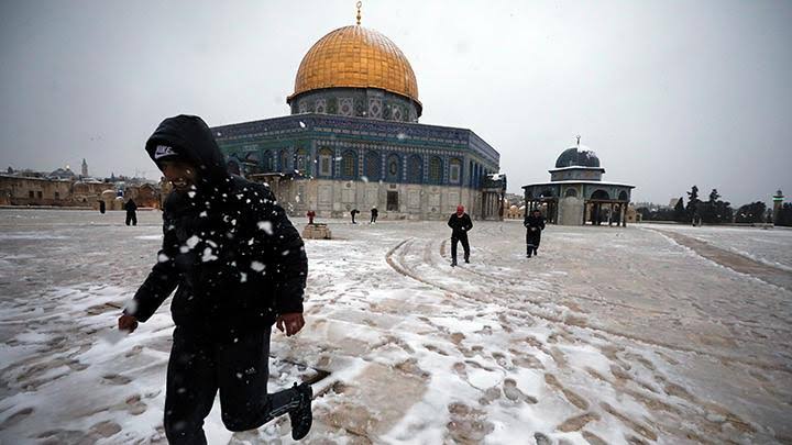 Masjid Al Aqsa diselimuti salju. Foto: Tempo.co/REUTERS/Ammar Awad