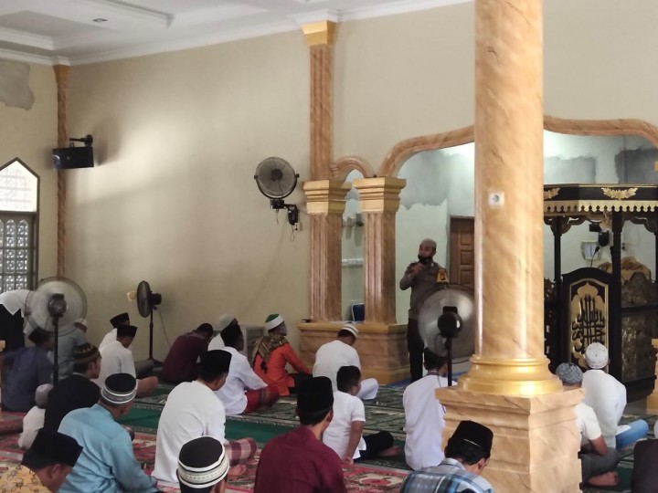 Sebelum Pelaksanaan Sholat Jumat, Polsek Bandar Sei Kijang Lakukan Sosialisasi Karhutla di Masjid 