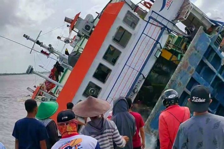 Kapal motor penyeberangan yang beropeasi di Dermaga Perigi Piai, Kecamatan Tebas, Kabupaten Sambas, Kalimantan Barat (Kalbar) terbalik atau tenggelam. Foto: Hendra Cipta/ Kompas.com