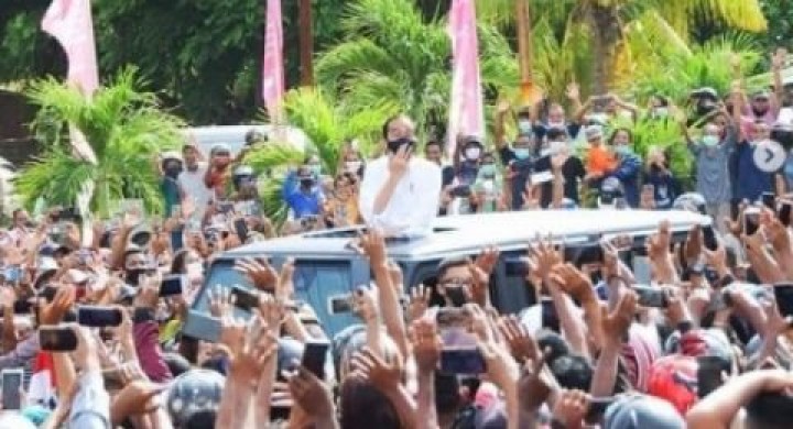 Presiden Joko Widodo saat berkunjung ke Nusa Tenggara Timur dan menimbulkan kerumunan di tengah pandemi Covid-19. (Foto: Internet)