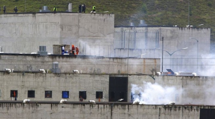 Suasana di penjara Cuenca, Equador pada Selasa (23/2)./foto: AP.