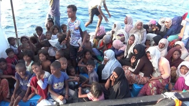 Pengungsi Rohingya bermigrasi dengan menggunakan kapal