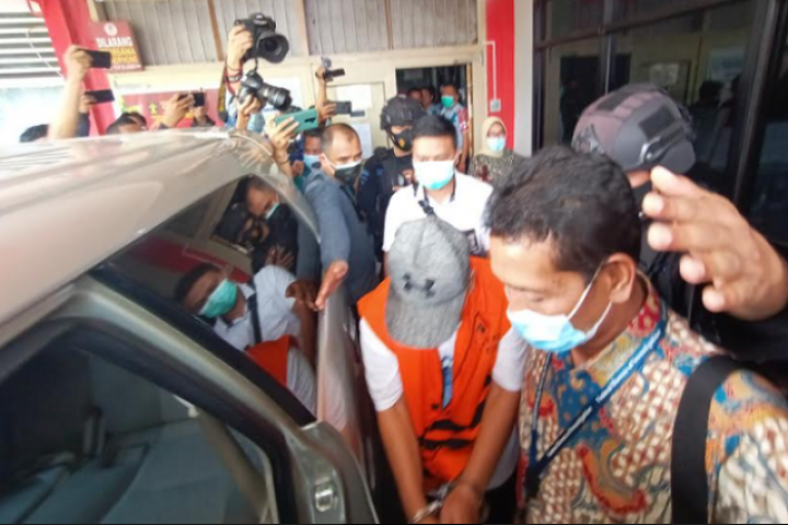 Wakil Bupati OKU terpilih, Johan Anuar, tampak keluar dari Rutan KlasI  Palembang dengan rompi tahanan serta tangan terborgol. Foto: int/sindonews