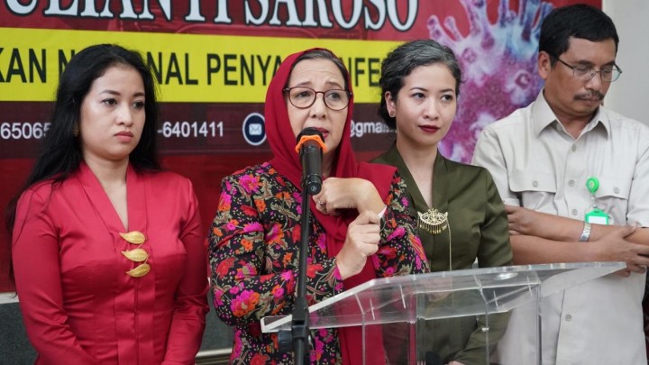 Tiga penderita covid pertama di Indonesia saat konferensi pers setelah dinyatakan sembuh