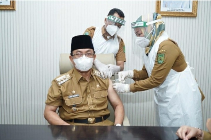 Bupati HM Wardan Beserta Istri Jalani Suntik Vaksin Tahap Pertama (foto/rgo) 