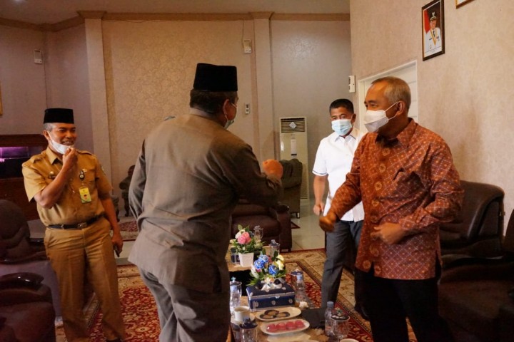 Bupati Alfedri Terima Kunjungan Anggota Komisi II DPR RI Andi Rachman (foto/lin) 