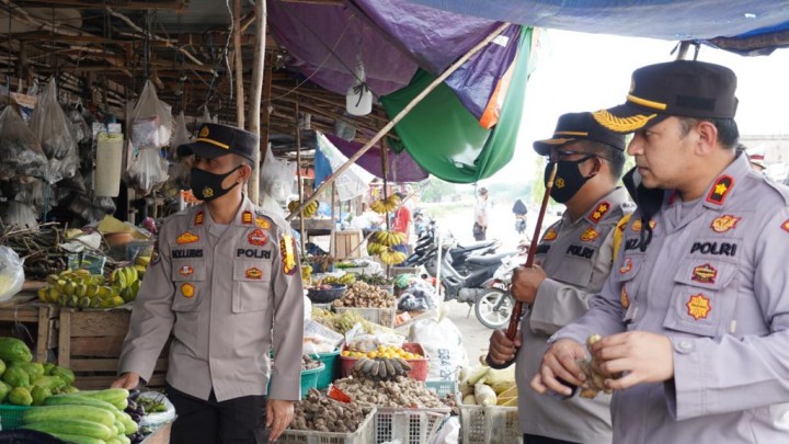 Kapolres Siak Lakukan Pengecekan Pos PPKM di Pasar Tuah Serumpun Perawang (foto/lin) 