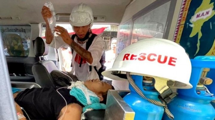Korban kekerasan aparat Myanmar mendapat pertolongan medis