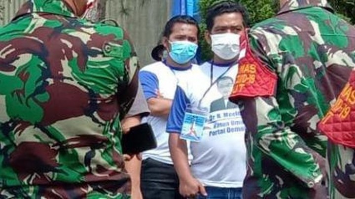 Massa mengenakan kaus bertuliskan 'Moeldoko Ketua Umum Demokrat' di KLB Demokrat di Deli Serdang, Sumatera Utara. (Foto: Detik.com)