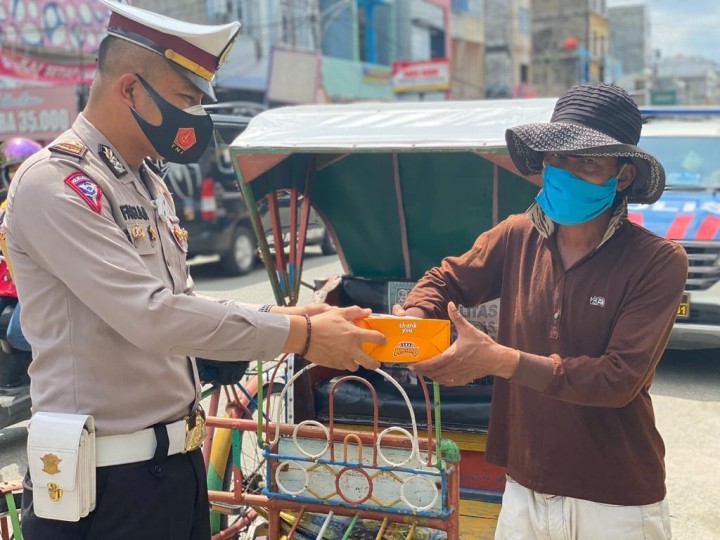 Jumat Barokah Polres Inhil Berbagi Nasi Kotak ke Tukang Becak di Tembilahan (foto/rgo) 