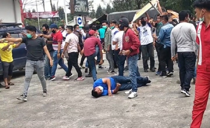 Seorang pemuda tergeletak setelah ricuh yang terjadi di areal KLB Partai Demokrat di Deli Serdang, Sumatera Utara. Foto: int 