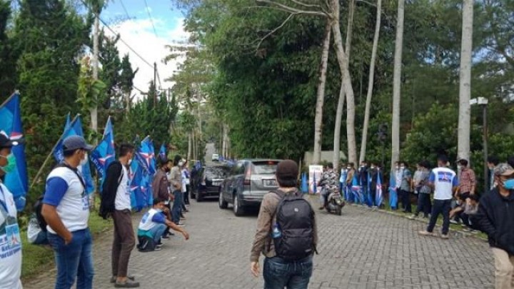 Massa memenuhi areal KLB terhadap Partai Demokrat di Sumatera Utara. Foto: int 