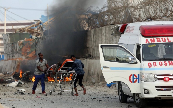 Petugas medis mengevakuasi korban ledakan bom/foto:telegraph