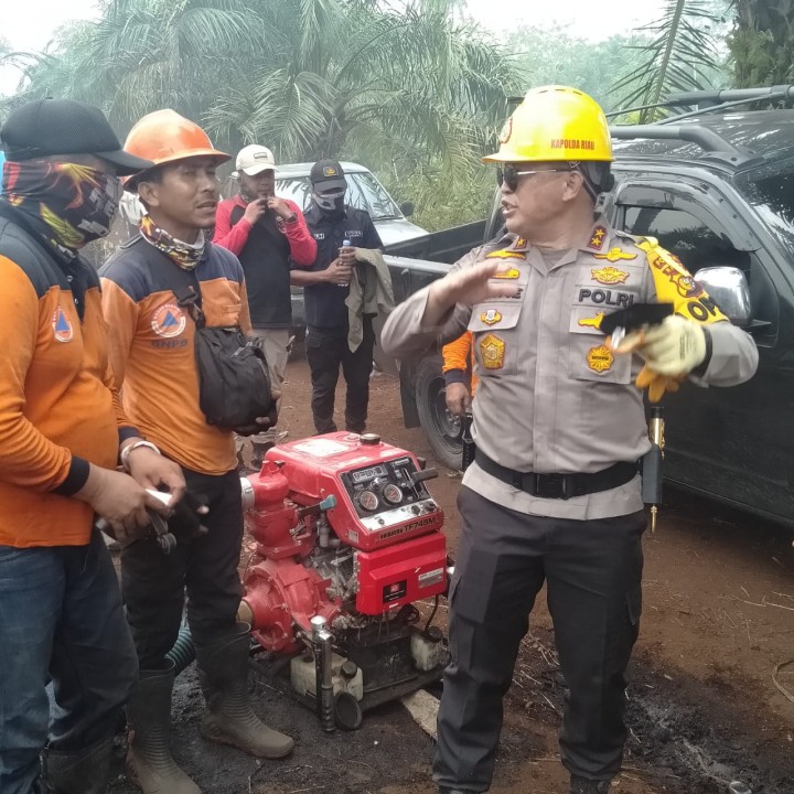 Kapolda Riau didampingi wakil Bupati Bengkalis ditempat Karhutla