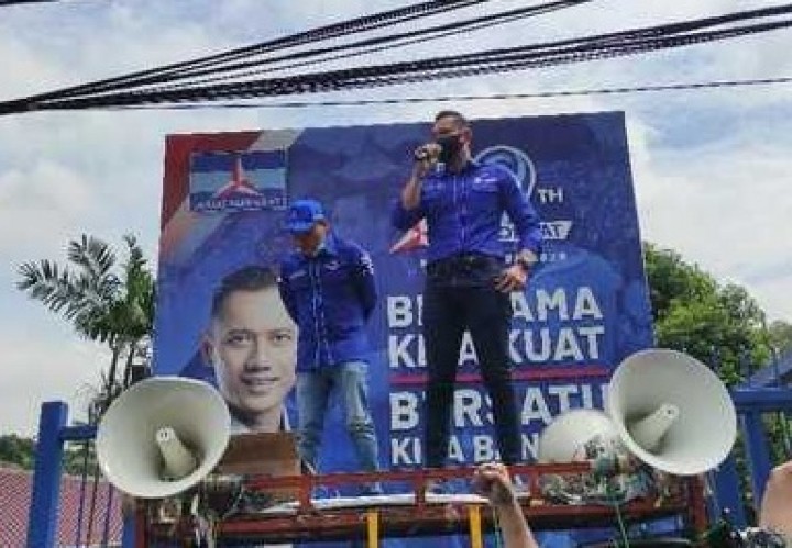 Ketua Umum Partai Demokrat Agus Harimurti Yudhoyono memberikan orasi sebelum berangkat menuju Kantor Kemenkumham. Foto: int