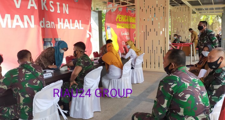 Ratusan personel TNI AD Kodim Bengkalis saat ikuti vaksinasi Covid-19