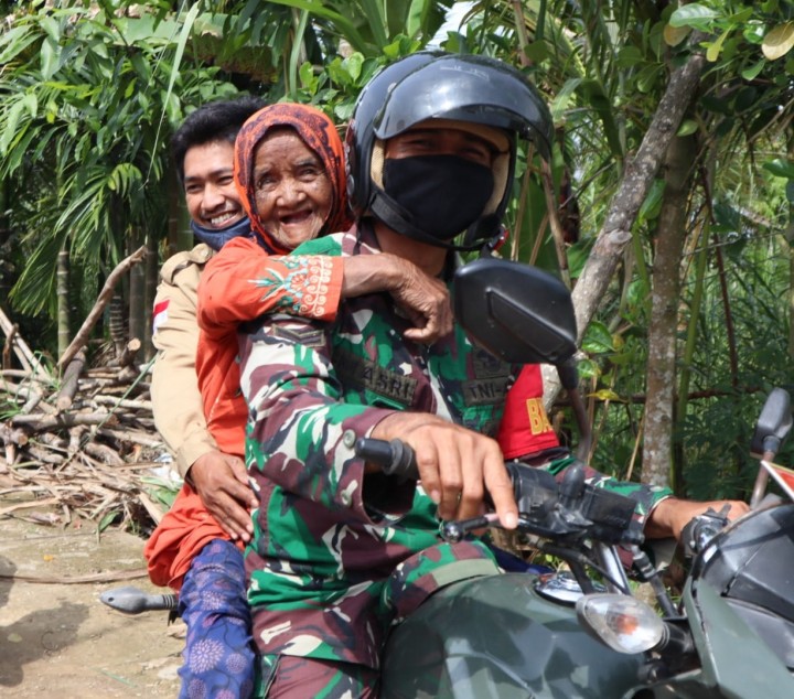TNI Kodim 0314 Inhil Evakuasi Lansia Sebatang Kara di Desa Sialang Panjang ke Panti Jompo (foto/rgo) 
