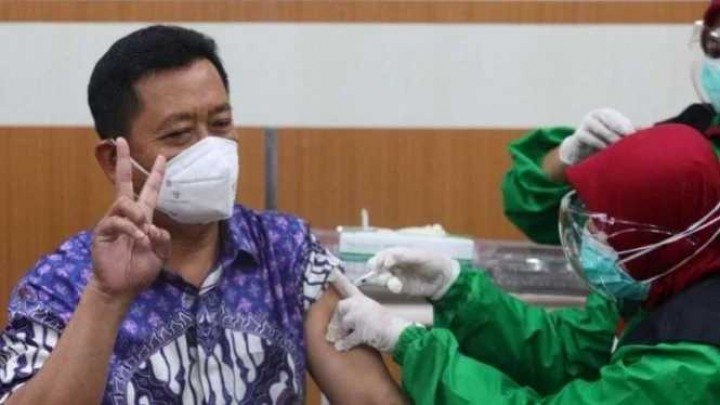 Sekda Kota Bandung Ema Sumarna saat disuntik vaksin. Foto: int