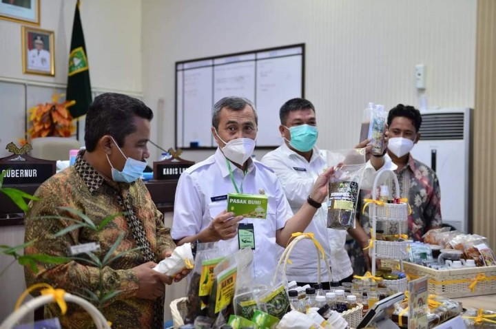 Gubernur Riau Drs. H. Syamsuar M.Si, Kepala DLHK Riau Mahmud Murod melihat produk KTH 