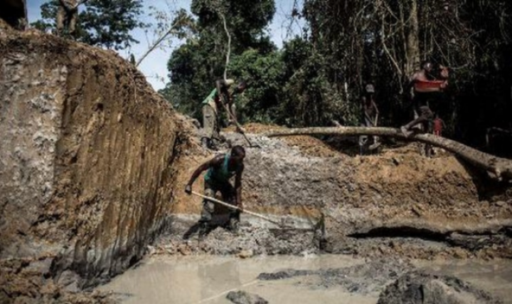 Masyarakat Kongo menggali bijih emas dengan peralatan seadanya dan viral di media sosial. Foto: afp  
