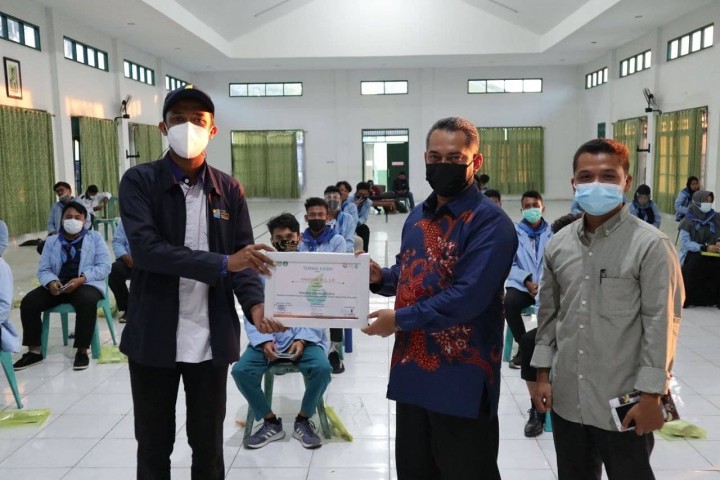 Hamdani menerima piagam penghargaan dari mahasiswa