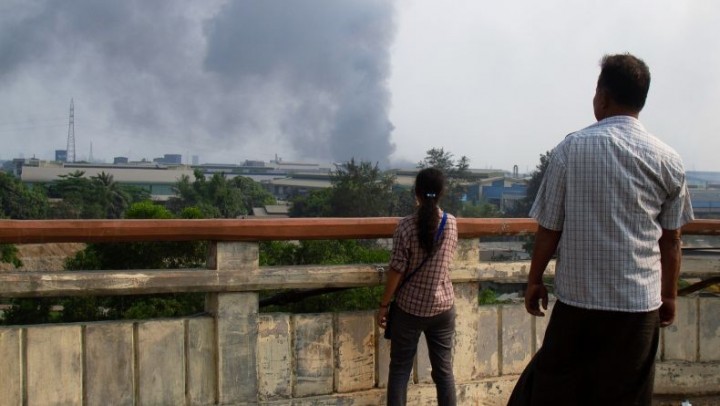 Kawasan industri di Hlaingthaya, Yangon, dibakar kelompok tak dikenal/foto:reuters